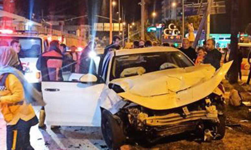 Muzlukavşakta İki Otomobil Çarpıştı 6 Yaralandı