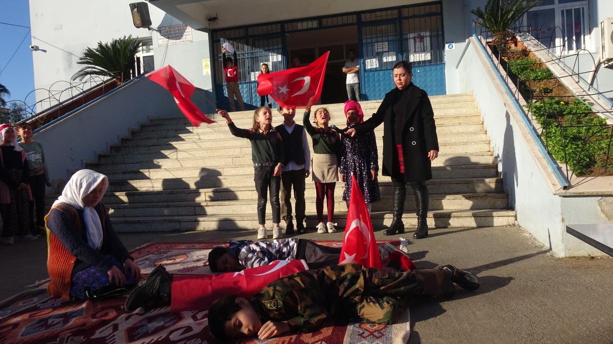 Akdeniz İlkokulun İstiklal Marşı Sunumu Muhteşemdi