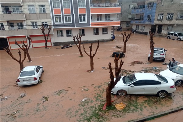 Mehmetçik, selde mahsur kalan 113 kişiyi yaya geçiş köprüyle tahliye etti