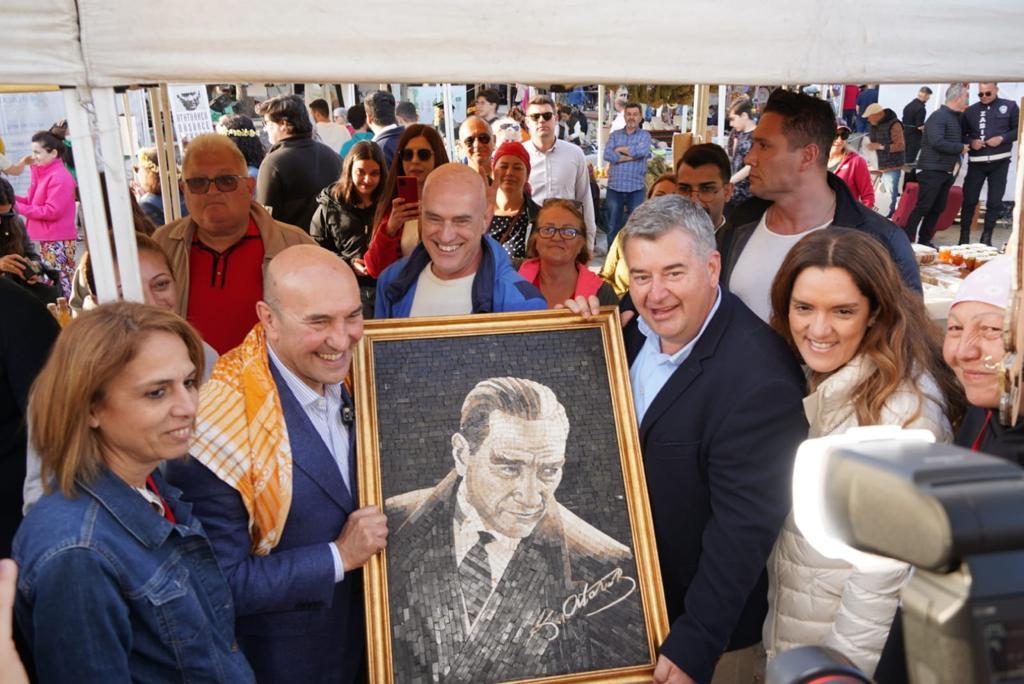 Alaçatı Ot Festivali’nde Soyer’e mozaik Atatürk Portresi 